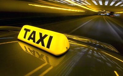 Приставы нашли машину должника в службе такси